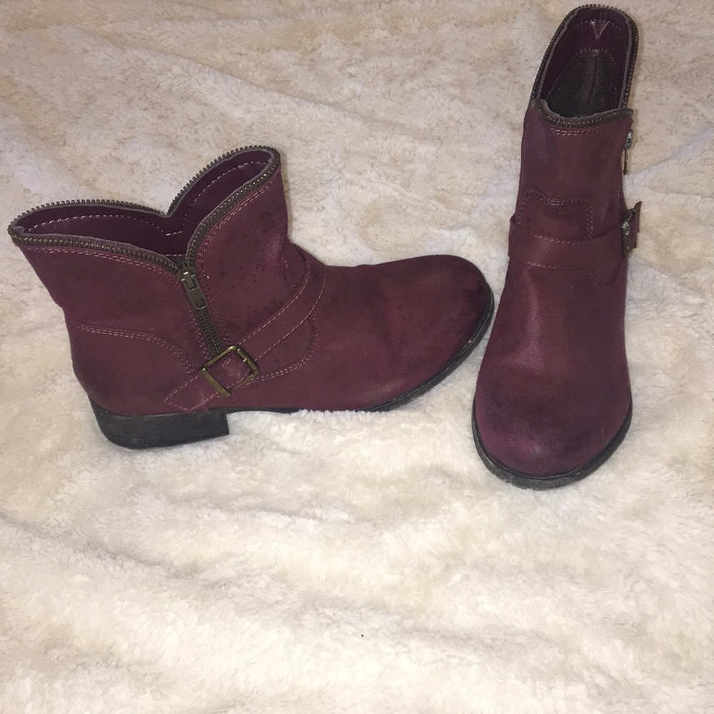 Women’s maroon ankle boot
